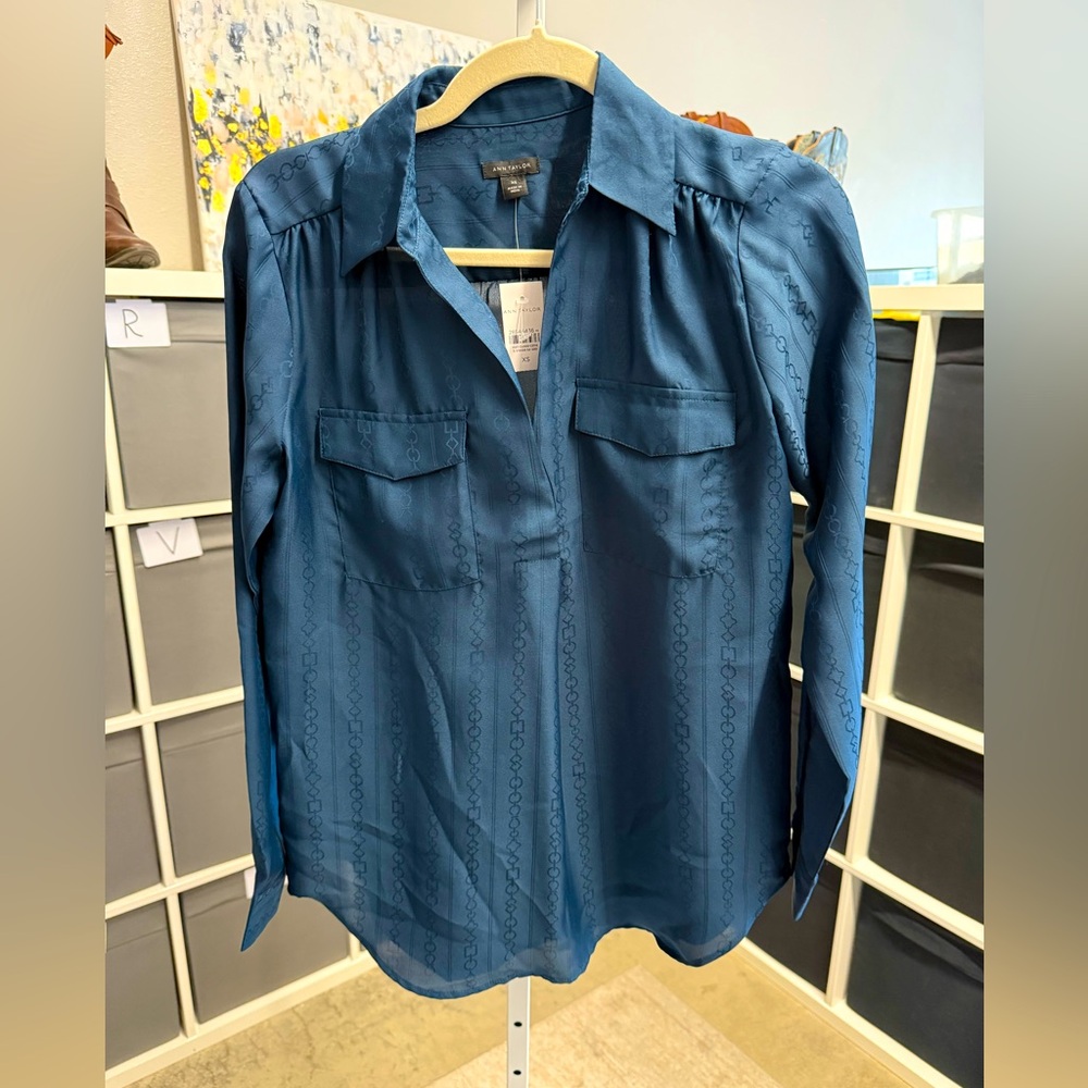 Ann Taylor Dark Teal Long Sleeve Chain Pattern Button-Up Satin Blouse NWT
